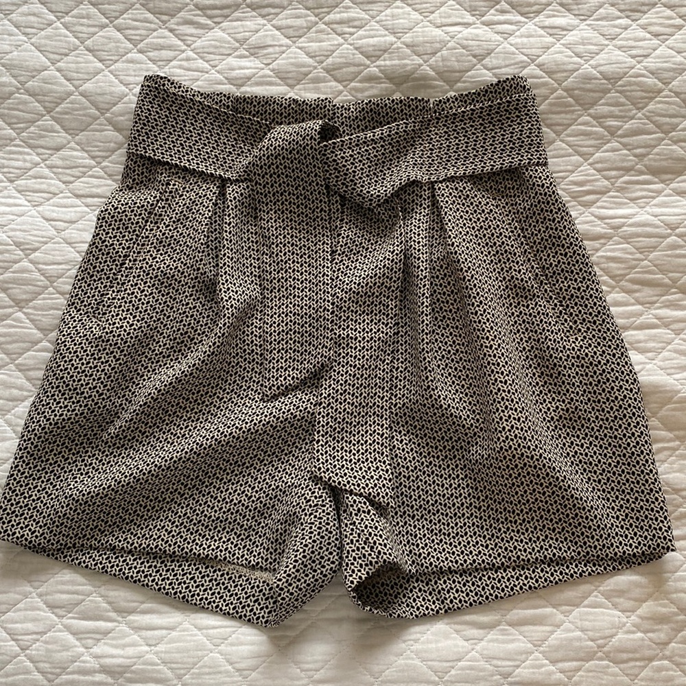 Printed beige shorts